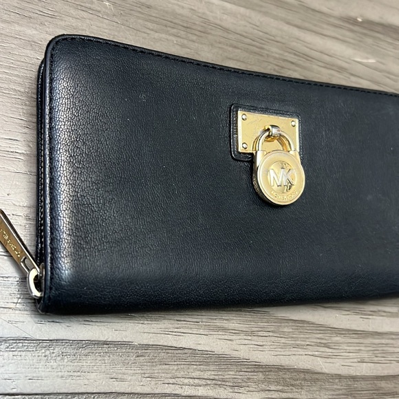 MICHAEL KORS HAMILTON BLACK LEATHER WALLET - Picture 2 of 12